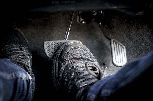 Pedal Rem Mobil Dalam Saat Diinjak, Ini Tanda Perlu Kuras Minyak Rem