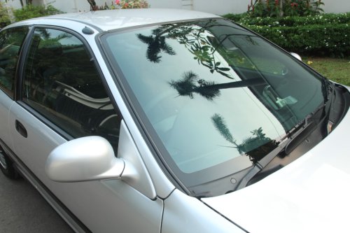 Ini Sebabnya Kaca Depan Mobil Bekas Jangan Dibersihkan Secara Ngasal