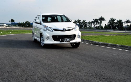 Hybrid Mahal, Pilih Mobil Bekas Toyota Veloz Tahun 2013 Ini Aja Gaes