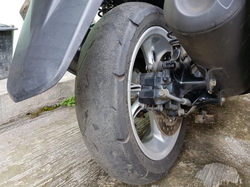 Ini 4 Hal Yang Menyebabkan ban Motor Bekas  Bisa Jadi Cepat Botak