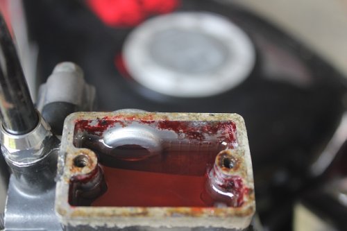 Tabung Minyak Rem Motor Rembes Jangan Disepelein, Ini Dampaknya
