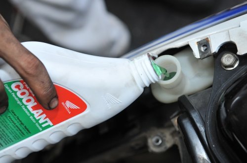 Kuras Air Radiator Motor Bekas Jangan Asal, Begini Cara Yang Benar