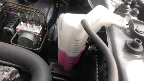 Begini Solusi Mudah Saat Tabung Reservoir Radiator Mobil Bekas Bocor