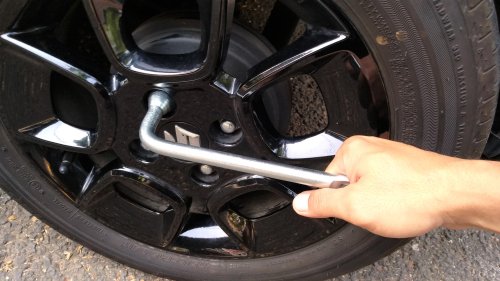 Begini Caranya Agar Baut-baut Roda Di Mobil Bekas Gampang Dibuka