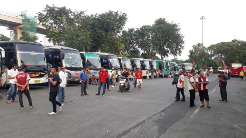 Ratusan Penumpang Tiba, Terminal Kampung Rambutan Masih Ramai Arus Balik Nataru