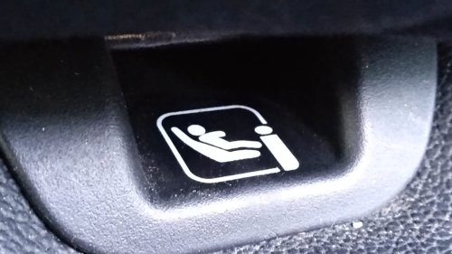 Gunakan Fitur Ini Biar Anak Aman Duduk di Kursi Belakang Mobil