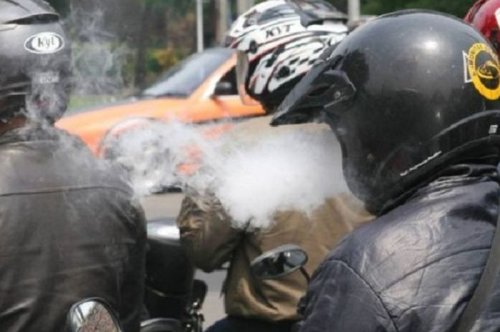 Warga Gugat UU LLAJ ke MK, Ini Efeknya ke Orang yang Suka Merokok Sambil Berkendara