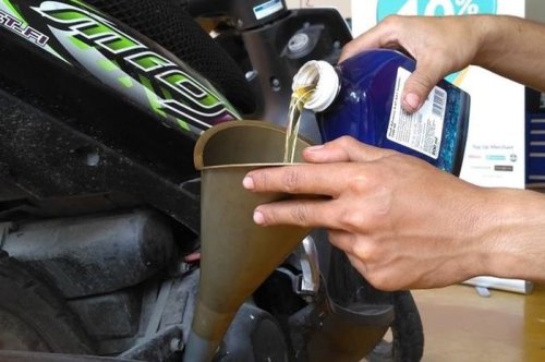 Ganti Oli Mesin Motor Bekas Sendiri Di Rumah, Begini Caranya Yang Benar