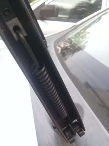 Ternyata Ini Alasan Pemilik Mobil Selalu Angkat Wiper Saat Parkir Lama