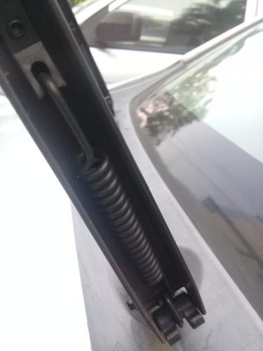 Ternyata Ini Alasan Pemilik Mobil Selalu Angkat Wiper Saat Parkir Lama