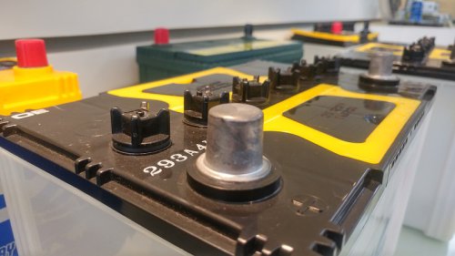 Harus Tahu, Begini Cara Mudah Bikin Awet Aki Basah Di Mobil Bekas