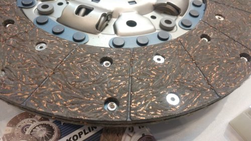 Waspada Lari Mobil Jadi Loyo, Ini Dampak Pelat Kopling Mulai Aus