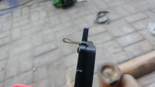 Ternyata Ini Fungsi Pelat Kecil Yang Ada Di Kampas Rem Mobil Bekas