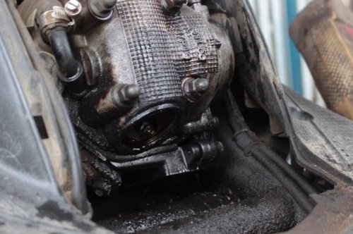 Begini Cara Ampuh Mengatasi Oli Mesin Motor Bekas Yang Rembes