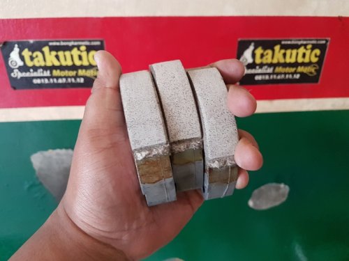 Ternyata Meletakan Jari Di Tuas Rem Pada Motor Matic Bikin Rugi