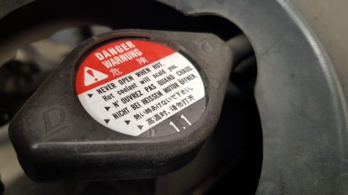 Ini Sebabnya Ada Kode-kode Angka di Tutup Radiator Mobil Bekas
