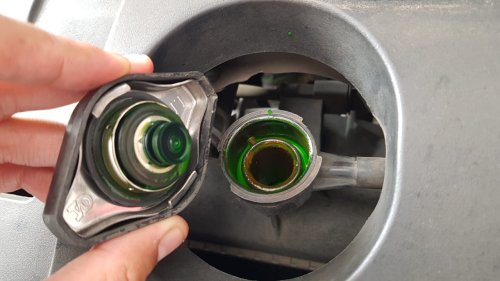 Ini Sebabnya Ada Kode-kode Angka di Tutup Radiator Mobil Bekas