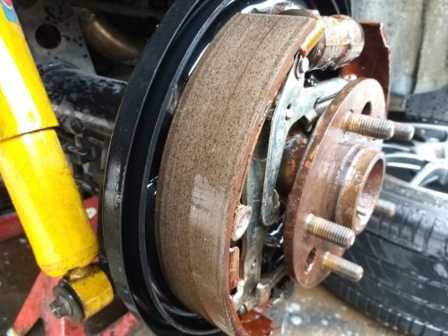 Perawatan Rem Tromol Mobil Biar Tetap Pakem, Bisa Pakai Air?