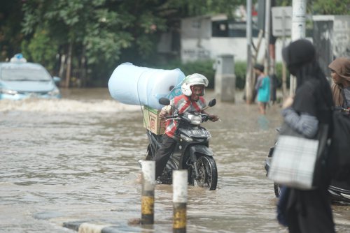 Sipa Tahu Membantu, Ini 8 Tips Kalau Terpaksa Terjang Banjir Pakai Motor