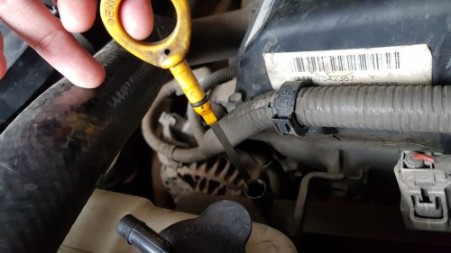 Bukan Cuma Dari Warna, Ini Tanda Kalau Oli Mobil Perlu Diganti