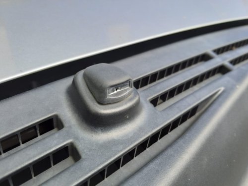 Sambil Ngabuburit, Begini Cara Bersihkan Lubang Air Wiper Mobil Bekas