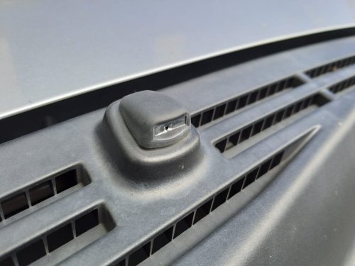 Sambil Ngabuburit, Begini Cara Bersihkan Lubang Air Wiper Mobil Bekas