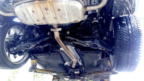 Kolong Mobil Sedan & Hatchback Rentan Karat, Penyebabnya Bikin Kaget