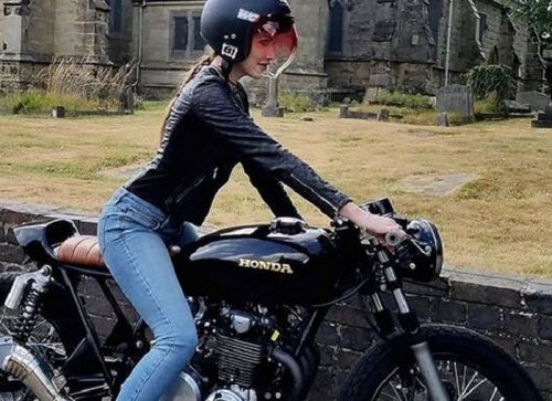 Selain Cegah Kulit Gosong, Ini Manfaat Pakai Jaket Saat Naik Motor yang Jarang Ladies Sadar