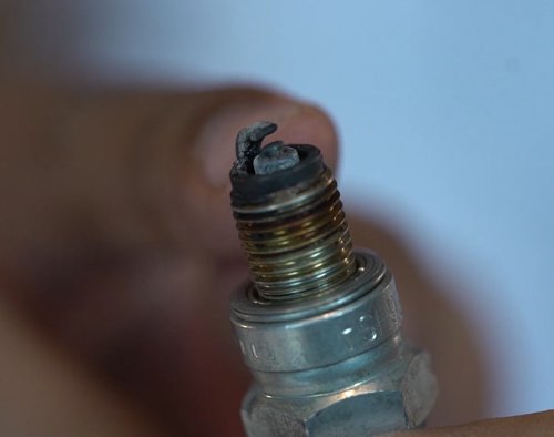 Jangan Sampai Mogok, Kenali Ciri Busi Motor Bekas Minta Diganti