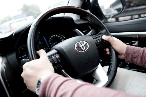 Ladies Ternyata Begini Cara Pegang Setir Mobil yang Gak Bikin Pegal