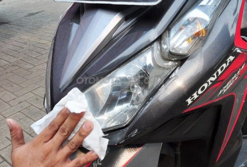 Begini Cara Poles Mika Lampu Motor Bekas Yang Kusam Hanya Dengan Pasta Gigi