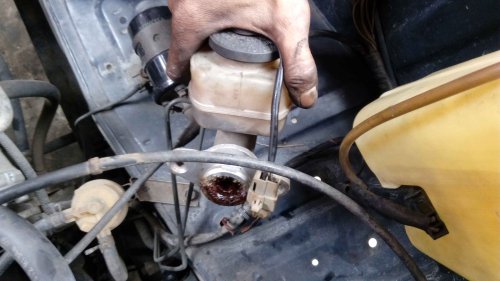 Sambil Ngabuburit, Begini Cara Cek Kerusakan Master Rem di Mobil Bekas