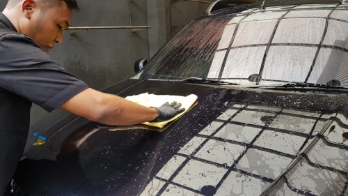 Ini Cara Yang Benar Bersihkan Debu di Bodi Mobil Sambil Ngabuburit