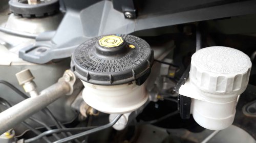 Alasan Kenapa Cairan Minyak Rem Mobil itu Wajib Diganti Berkala