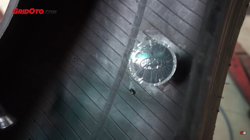 Ini Yang Harus Kalian Lakukan Saat Ban Mobil Bekas Bocor Halus Pasca Lebaran