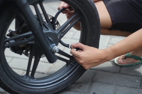 Ternyata Ini Efek Samping  Isi Angin Ban Motor Bekas Kelewat Kencang