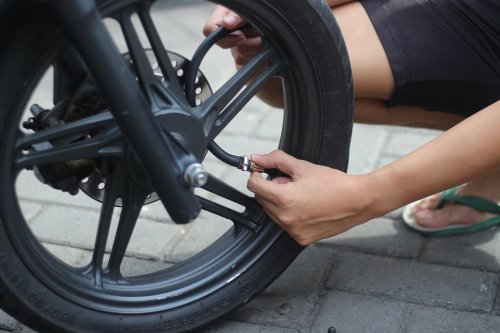 Ternyata Ini Efek Samping  Isi Angin Ban Motor Bekas Kelewat Kencang