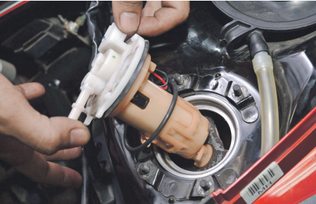 Harus Tahu, Ini Manfaat Menguras Tangki Motor Bekas Secara Berkala