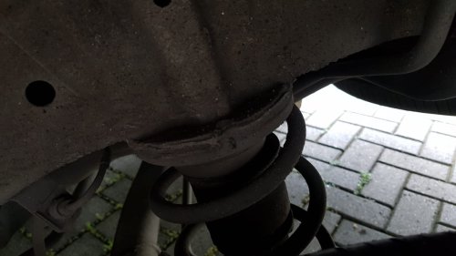 Ini Dia Korban Mobil Bekas Sering Hantam Lubang Di Kecepatan Tinggi