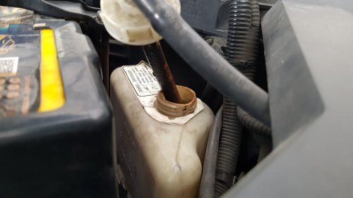 Sebelum Mudik Kenali Penyebab Ada Oli Di Tabung Reservoir Radiator Mobil Bekas