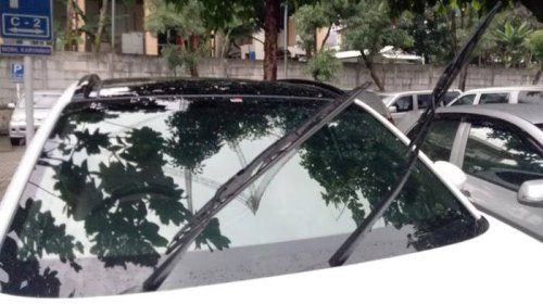 Bukannya Awet,  Angkat Wiper Mobil ke Atas Justru Jadi Begini