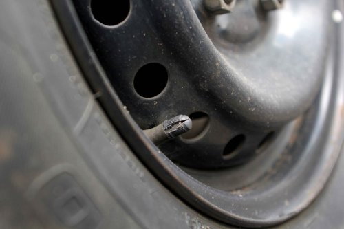 Jangan Cuek, Ini Ciri Pentil Ban Mobil Bekas Yang Bisa Bikin Repot Di Jalan