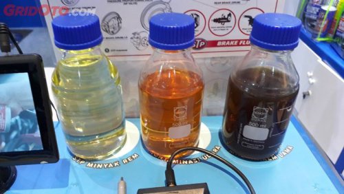 Ternyata Ini Sebabnya Minyak Rem Motor Berubah Warna Seiring Pemakaian