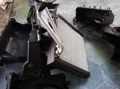 Harus Tahu, Jarang Lakukan Hal Sepele Ini Bikin Evaporator AC Mobil Bocor