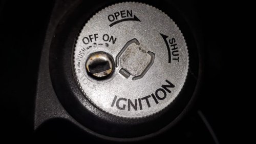 Ini Sebabnya Kunci Kontak dan Tangki Bensin Motor Bekas Seret Di Musim Hujan