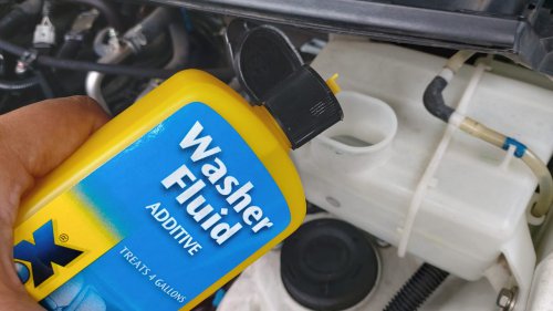 Musim Hujan, Ini Sebabnya Kenapa Air Wiper Mobil Bekas Perlu Dikuras