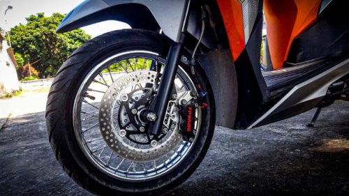 Cuma Pakai Bedak Bayi Pelek Jari-jari Motor Bekas Bisa Kinclong Lagi, Simak Caranya