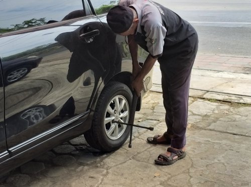 Ini Sebabnya Mengencangkan Mur Roda Mobil Bekas Harus Menyilang