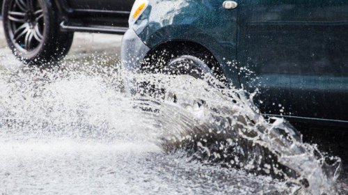 Lewati Genangan Air Bikin Rem Mobil Bunyi Berdecit, Ini Solusinya