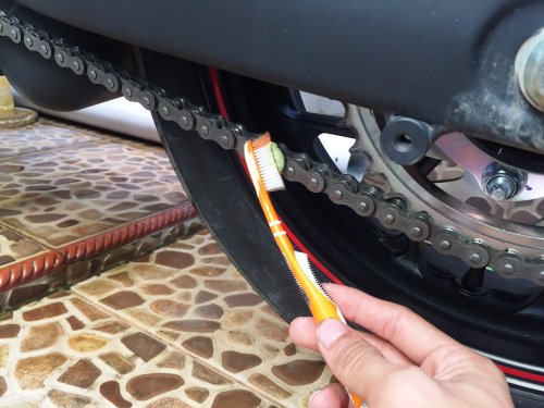 Cara Bikin Motor Bekas Kinclong Pakai Sabun Colek Rumah, Simak Triknya